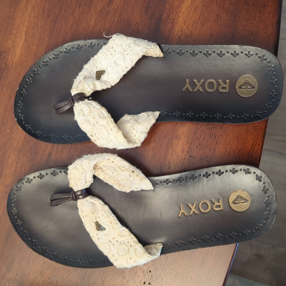 Roxy Black and Cream Lace Sandals Size 7